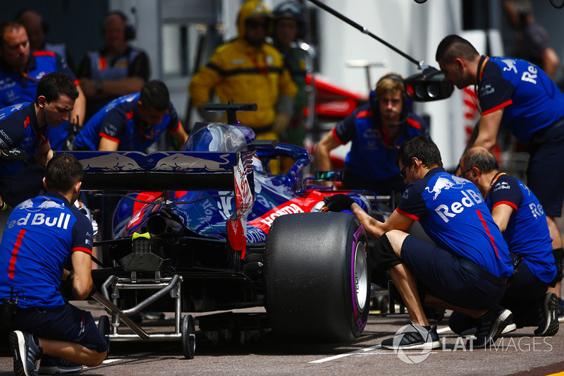 Brendon Hartley, Toro Rosso STR13, ai box durante le prove