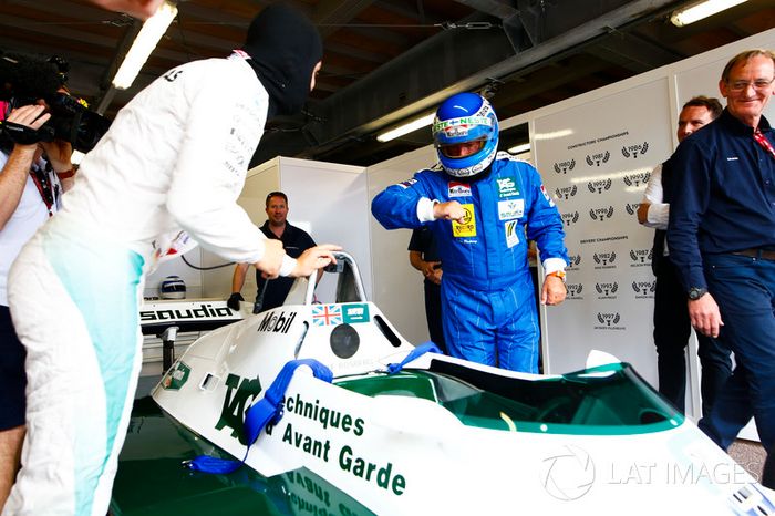 Los ex campeones del mundo, Keke Rosberg y su hijo Nico Rosberg, se preparan para correr el circuito en sus coches con el título ganador.