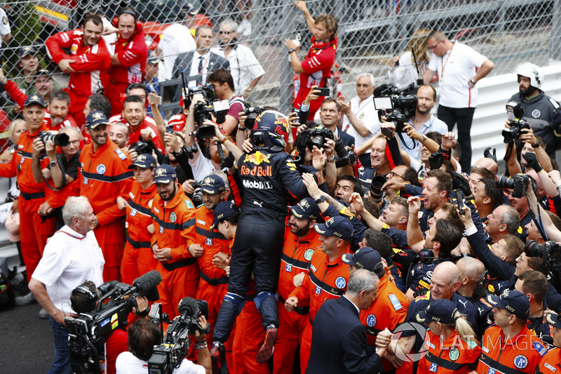 Daniel Ricciardo, Red Bull Racing, celebra la victoria con su equipo, Adrian Newey, director técnico de Red Bull Racing y Helmut Markko, consultor de Red Bull Racing.