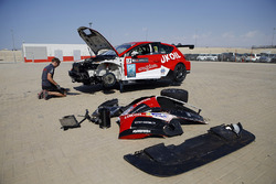 La vettura di Daniel Lloyd, Lukoil Craft-Bamboo Racing, SEAT León TCR viene riparata