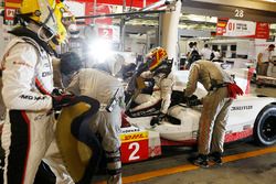 #2 Porsche Team Porsche 919 Hybrid: Timo Bernhard, Earl Bamber, Brendon Hartley in de pits