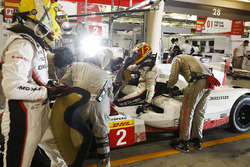 #2 Porsche Team Porsche 919 Hybrid: Timo Bernhard, Earl Bamber, Brendon Hartley ai box