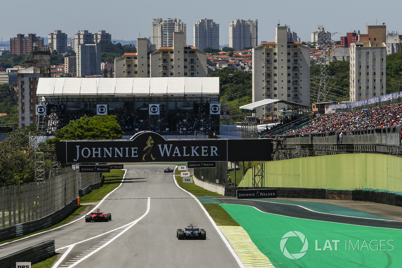 Sebastian Vettel, Ferrari SF70H esce dalla pitlane davanti a Valtteri Bottas, Mercedes-Benz F1 W08