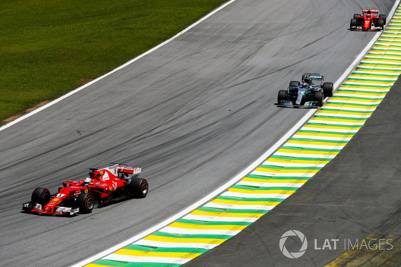 Sebastian Vettel, Ferrari SF70H, Valtteri Bottas, Mercedes AMG F1 W08, Kimi Raikkonen, Ferrari SF70H
