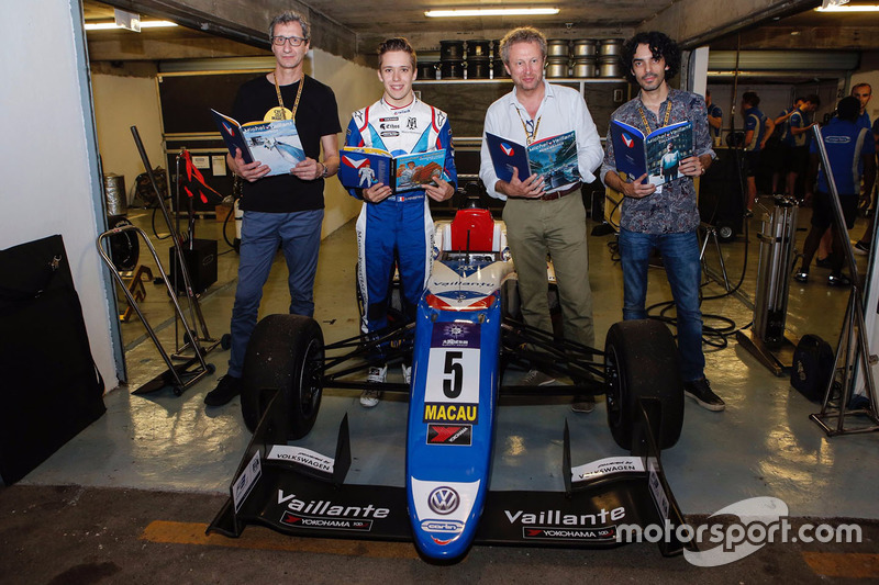 Sacha Fenestraz, Vaillante-Carlin, avec Denis Lapière, Philippe Graton et Benjamin Benéteau