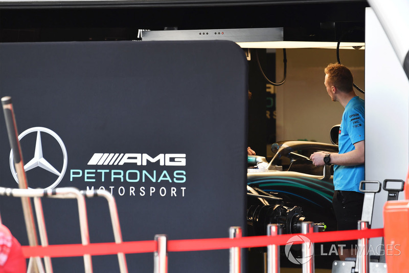 Le garage Mercedes AMG F1 protégé par des panneaux