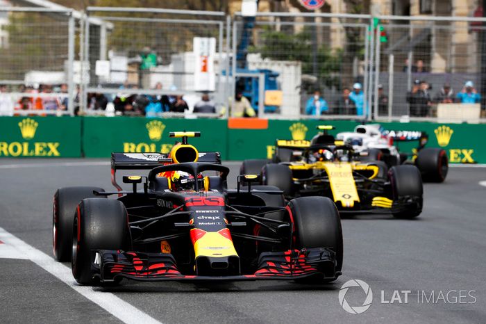 Max Verstappen, Red Bull Racing RB14 Tag Heuer, Carlos Sainz Jr., Renault Sport F1 Team R.S. 18