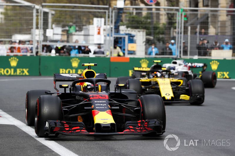Max Verstappen, Red Bull Racing RB14 Tag Heuer, Carlos Sainz Jr., Renault Sport F1 Team R.S. 18