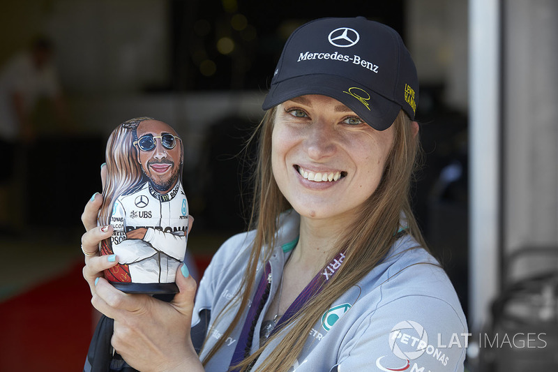 Un fan de Mercedes sostiene una muñeca de figurita matryoshka de Lewis Hamilton
