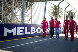 Sebastian Vettel, Ferrari camina en la pista con Maurizio Arrivabene, Ferrari y Riccardo Adami, inge