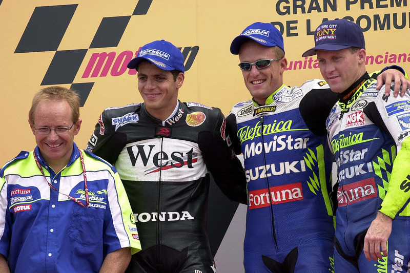 Podium: racewinnaar Sete Gibernau, tweede plaats Alex Barros, derde plaats Kenny Roberts Jr.