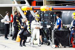 Lewis Hamilton, Mercedes AMG F1, torna ai box dopo l'incidente