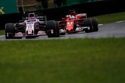 Sergio Perez, Sahara Force India VJM10 et Sebastian Vettel, Ferrari SF70H