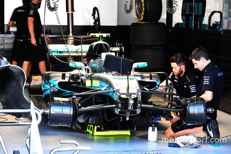 Funcionários da Mercedes relataram que sofreram um assalto nas proximidades do circuito de Interlagos na noite de sexta-feira, logo após os primeiros treinos livres para o GP do Brasil.