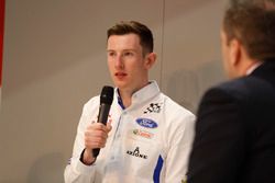 Elfyn Evans parla con Henry Hope-Frost all'Autosport Stage