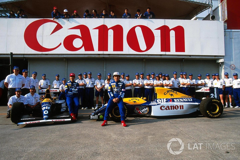 Damon Hill et Alain Prost posent avec la Williams FW15C lors d'une séance photo de l'équipe Williams