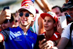 Pierre Gasly, Toro Rosso, firma autografi ai tifosi