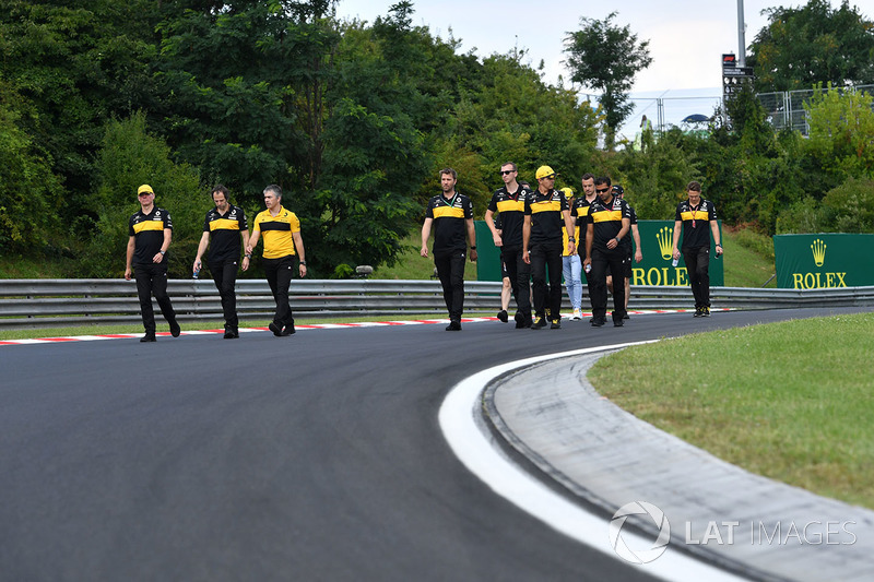 Renault Sport F1 Team mengitari trek