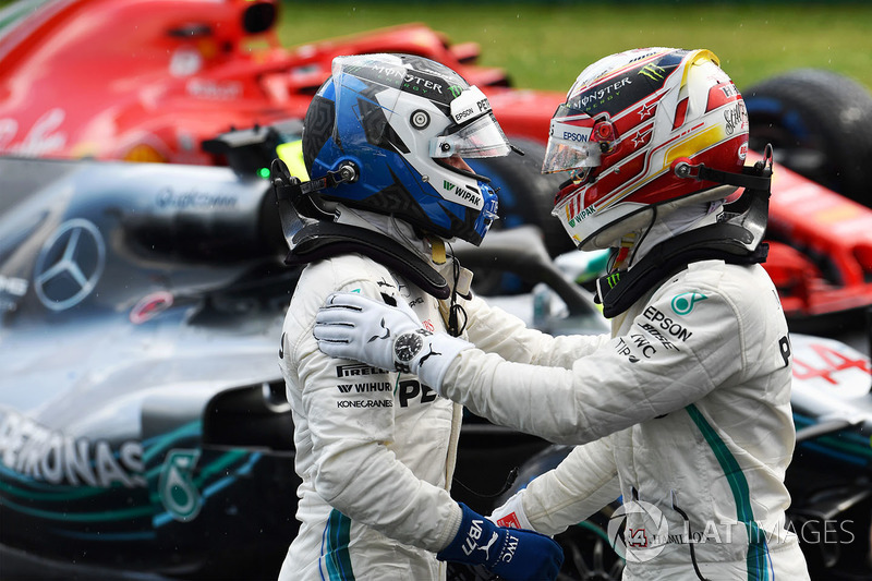 Ganador de la pole Lewis Hamilton, Mercedes-AMG F1 y Valtteri Bottas, Mercedes-AMG F1 celebran en parc ferme