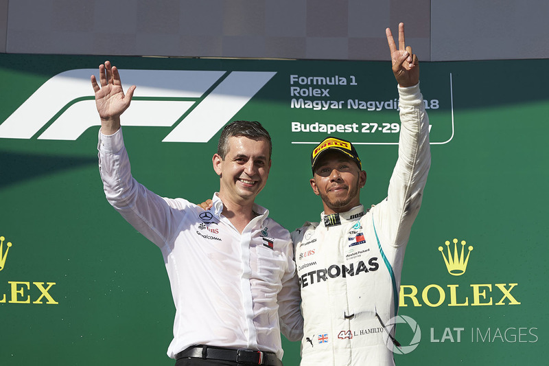 El delegado del trofeo Mercedes Constructors y Lewis Hamilton, Mercedes AMG F1, 1 ° puesto, en el podio