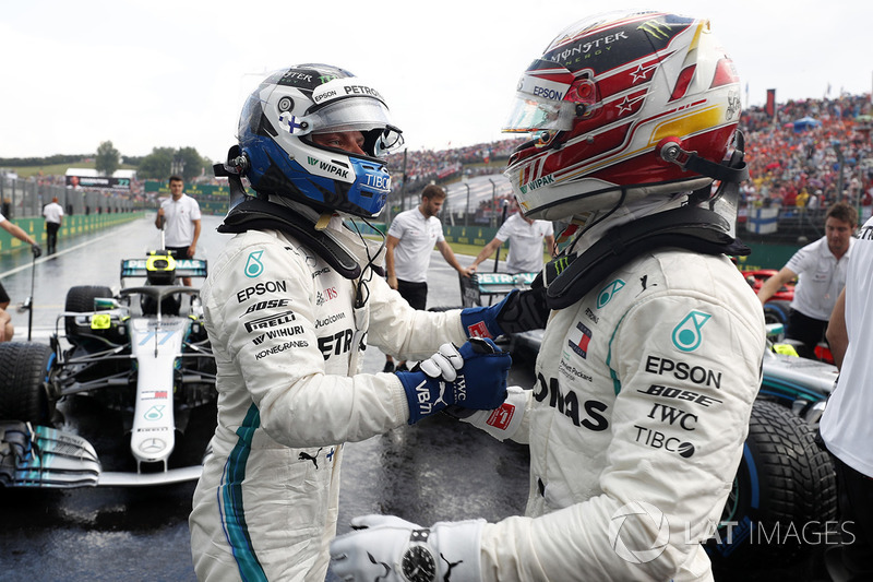 El hombre de la pole: Lewis Hamilton, Mercedes AMG F1, y Valtteri Bottas, Mercedes AMG F1