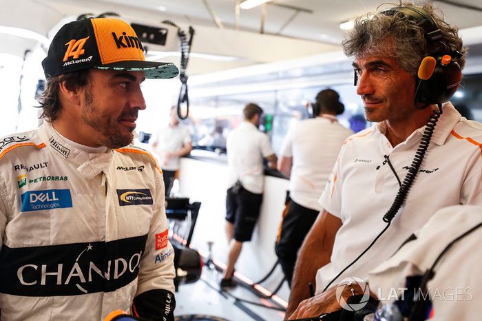 Fernando Alonso, McLaren, habla con sus ingenieros