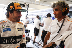 Fernando Alonso, McLaren, parle avec ses ingénieurs
