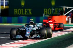 Valtteri Bottas, Mercedes AMG F1 W09 et Sebastian Vettel, Ferrari SF71H