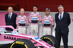 Andrew Green, directeur technique Sahara Force India F1, Nikita Mazepin, Sahara Force India F1, Esteban Ocon, Sahara Force India F1, Sergio Perez, Sahara Force India et Otmar Szafnauer, directeur d'exploitation Sahara Force India Formula One Team, avec la nouvelle Sahara Force India VJM11