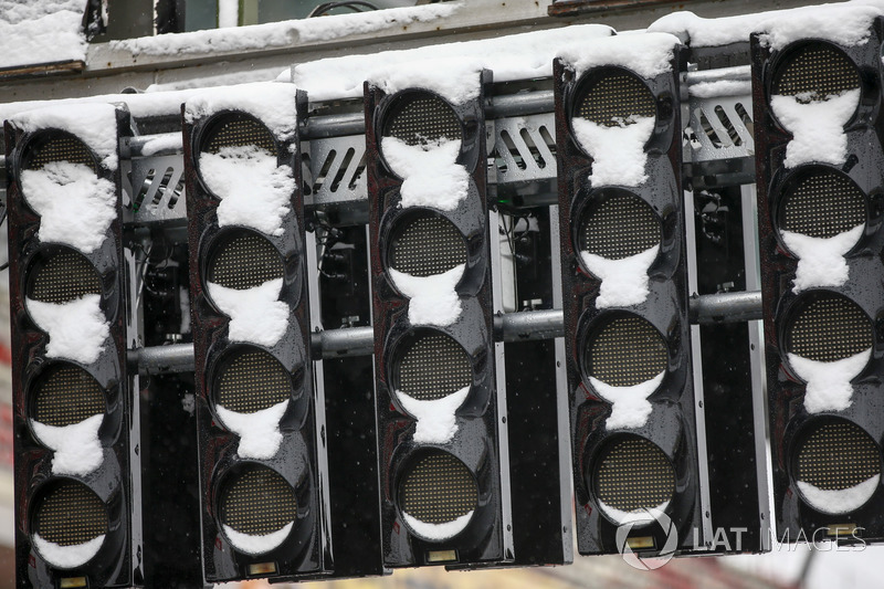 Luzes de largada cobertas por neve