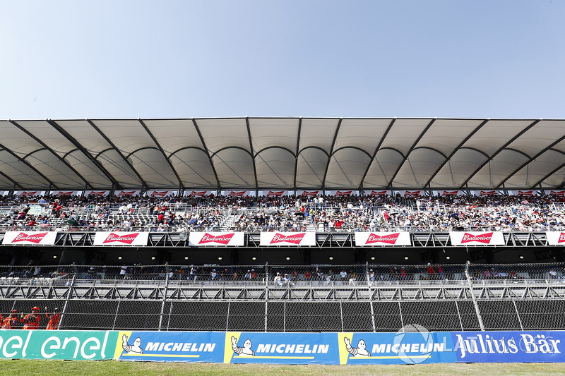 Fans en la tribuna