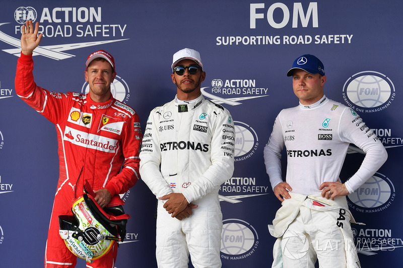 Ganador de la pole Lewis Hamilton, Mercedes AMG F1, segundo Sebastian Vettel, Ferrari, tercero Valtt