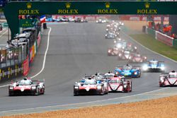 Start: #8 Toyota Gazoo Racing Toyota TS050: Sébastien Buemi, Kazuki Nakajima, Fernando Alonso leads