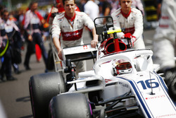 Charles Leclerc, Sauber C37, arrive sur la grille