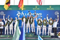 Le podium du LMGTE Pro : les vainqueurs Michael Christensen, Kevin Estre, Laurens Vanthoor, Porsche GT Team, les deuxièmes, Richard Lietz, Gianmaria Bruni, Frederic Makowiecki, Porsche GT Team, les troisièmes, Joey Hand, Dirk Müller, Sébastien Bourdais, Ford Chip Ganassi Racing