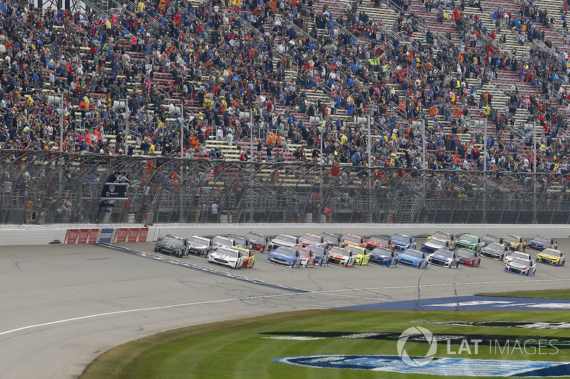 Kurt Busch, Stewart-Haas Racing, Ford Fusion Monster Energy / Haas Automation e Brad Keselowski, Team Penske, Ford Fusion Miller Lite, alla partenza