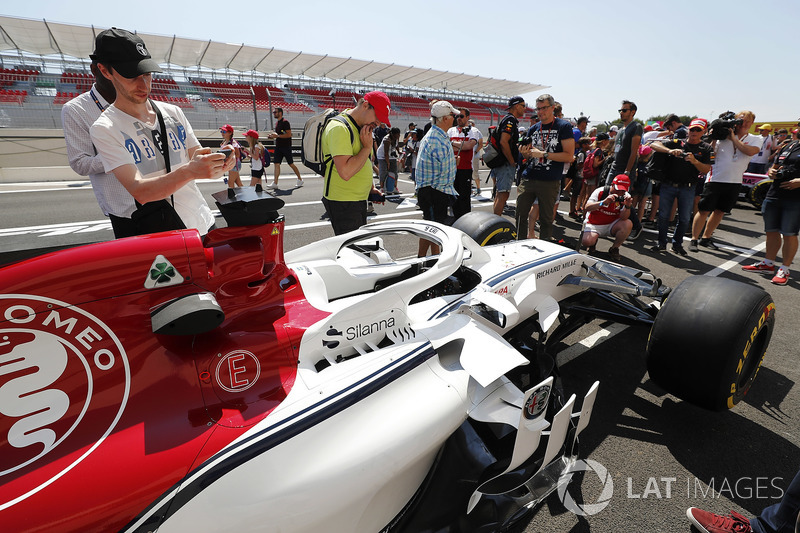 Les fans voient de prêt la voiture de Marcus Ericsson Sauber C37