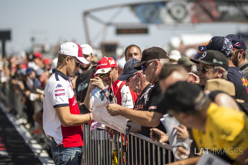 Marcus Ericsson, Sauber signs autographs for the fans
