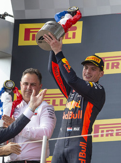 Max Verstappen, Red Bull Racing sur le podium avec son trophée