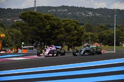 Valtteri Bottas, Mercedes-AMG F1 W09 et Sergio Perez, Force India VJM11 en lutte