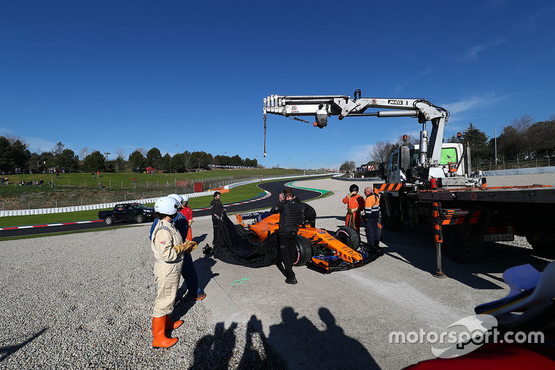 Маршалы эвакуируют с трассы автомобиль McLaren MCL33 Фернандо Алонсо