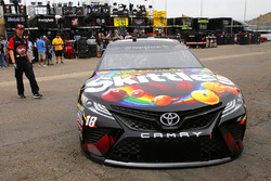 Kyle Busch, Joe Gibbs Racing, Toyota Camry Skittles Sweet Heat