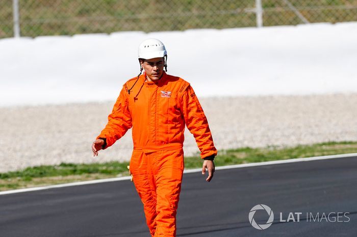 Marshall en la pista removiendo escombros