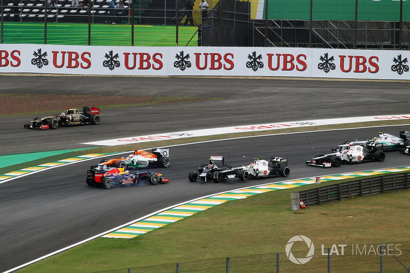 Bruno Senna, Williams FW34, Sebastian Vettel, Red Bull Racing RB8 e Sergio Perez, Sauber C31 si scon