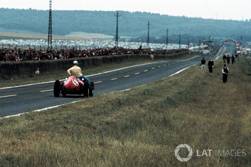 Willy Mairesse, Ferrari D246 lleva sobre su coche a Tony Brooks, Vanwall