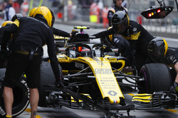 Carlos Sainz Jr., Renault Sport F1 Team R.S. 18, makes a stop during practice