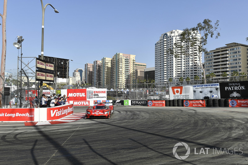 #31 Action Express Racing Cadillac DPi, P: Eric Curran, Felipe Nasr