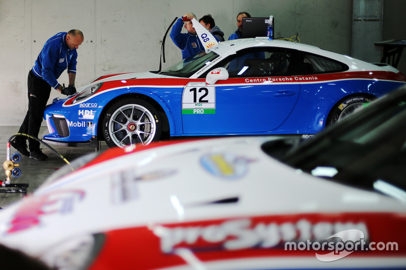 Meccanici al lavoro sulla Porsche 911 GT3 di Simone Iaquinta, Ombra Racing