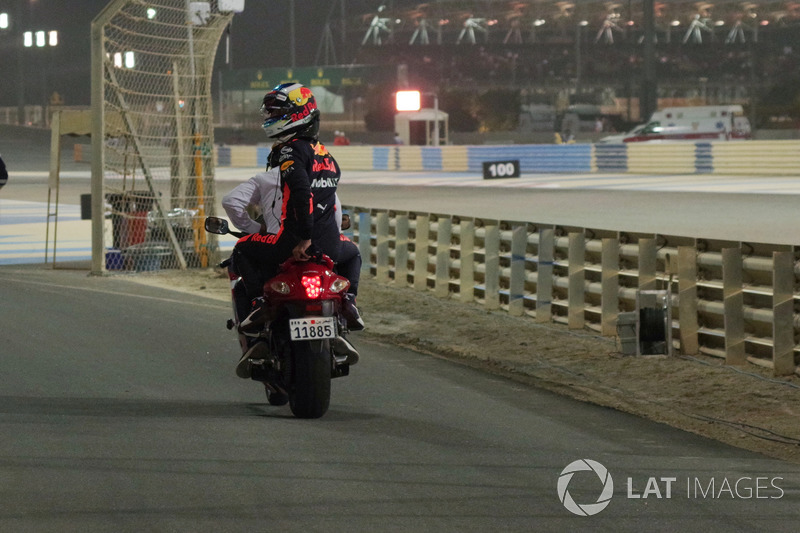 Après son abandon, Daniel Ricciardo rentre sur un scooter