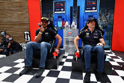 Гонщик Red Bull Racing Макс Ферстаппен и болельщик